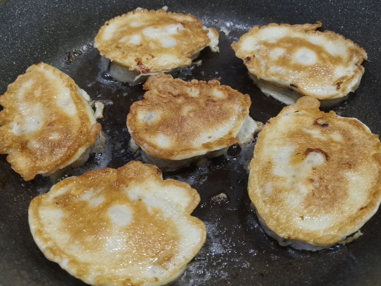 Рыбный стейк в кляре, вкусно и сытно: Затем стейк переворачиваем на другую сторону и также обжариваем до золотистой корочки. Накрываем крышкой и на