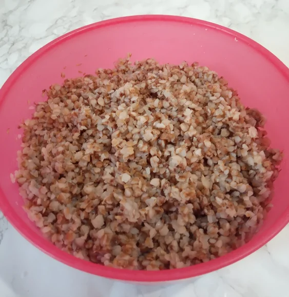 Котлеты мясные с добавлением гречневой крупы: Гречневую крупу если есть необходимость перебираем, промываем хорошо водой и ставим варить в двух стаканах