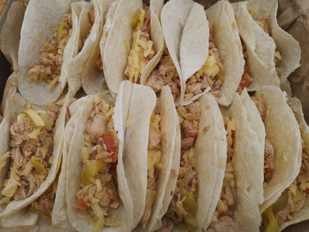 Лаваш запеченный в духовке, с начинкой из мяса, сыра и овощей, просто и вкусно: Противень застилаем пергаментом и укладываем лаваш с начинкой плотно между собой.