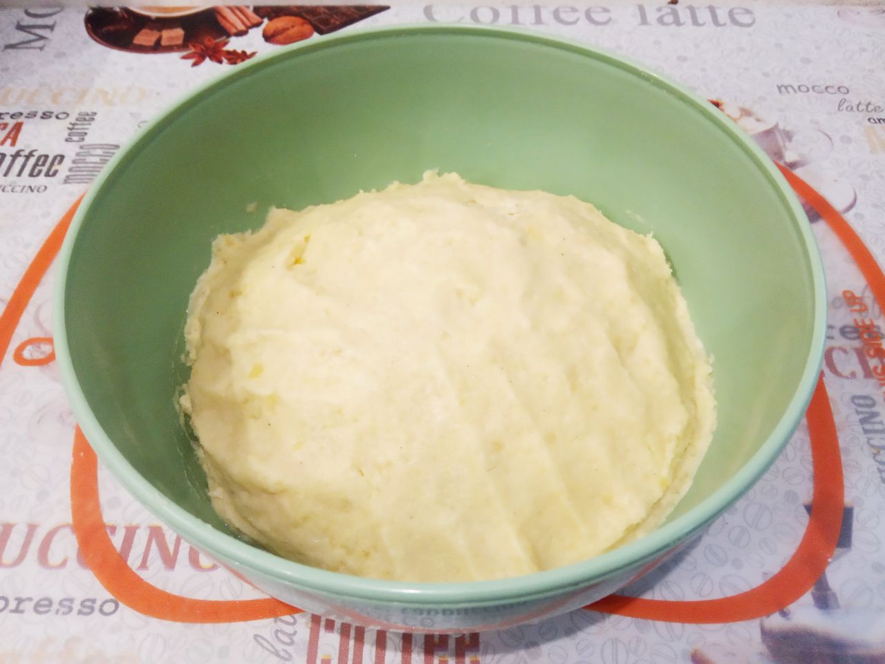 Картофельные пирожки с начинкой из куриного филе и лука: В картофельное пюре добавляем размешанные яйца, муку, соль и перец по вкусу. Тщательно массу размешиваем.