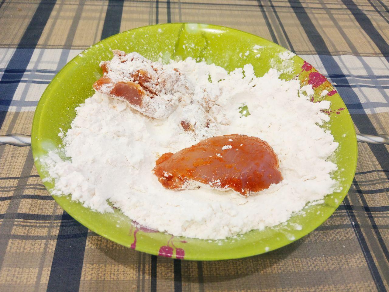 Куриные стрипсы, вкусно и аппетитно: Полоски филе обваливаем сначала в муке, затем в яйцах и в крошке из чипсов, укладываем на противень.