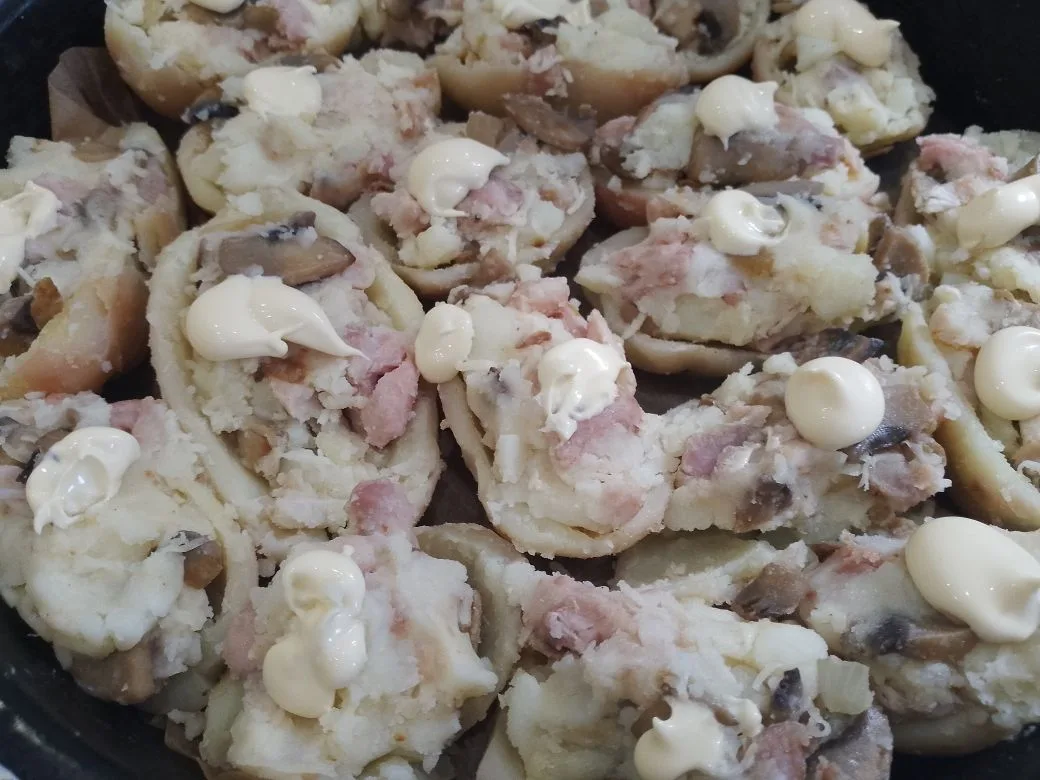 Картофель с начинкой из куриного мяса, шампиньонов и сыра: Половинки картофеля наполняем начинкой и сверху смазываем майонезом.