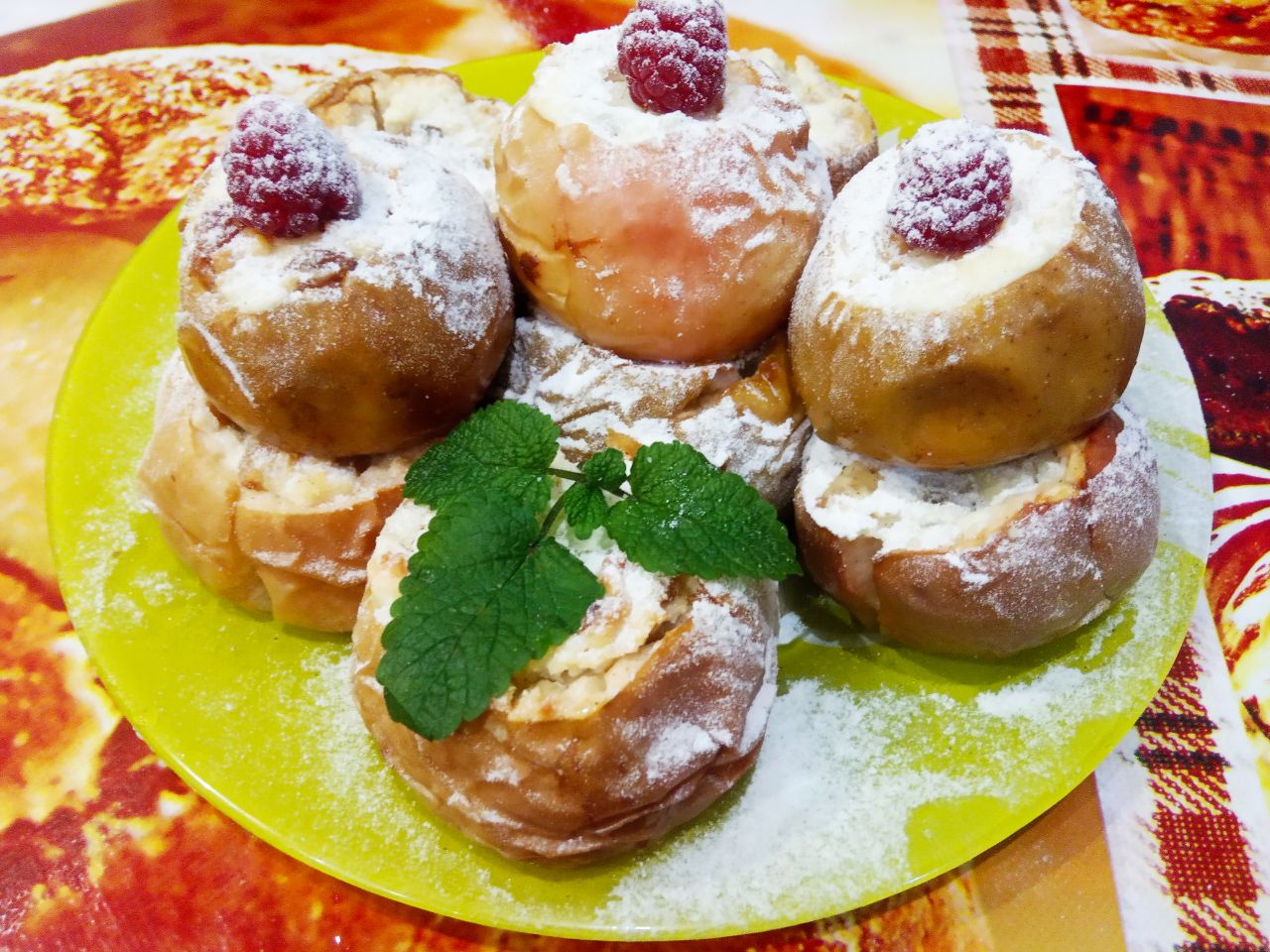 Вкусный десерт из яблок с творогом и изюмом, запеченных в духовке