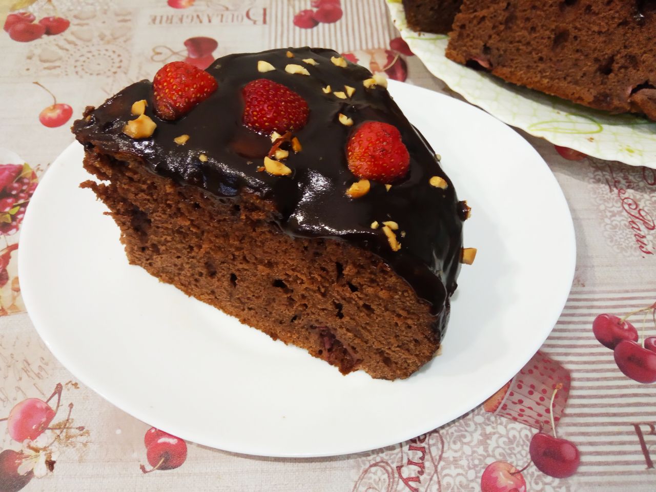 Шоколадный молочный пирог с клубникой