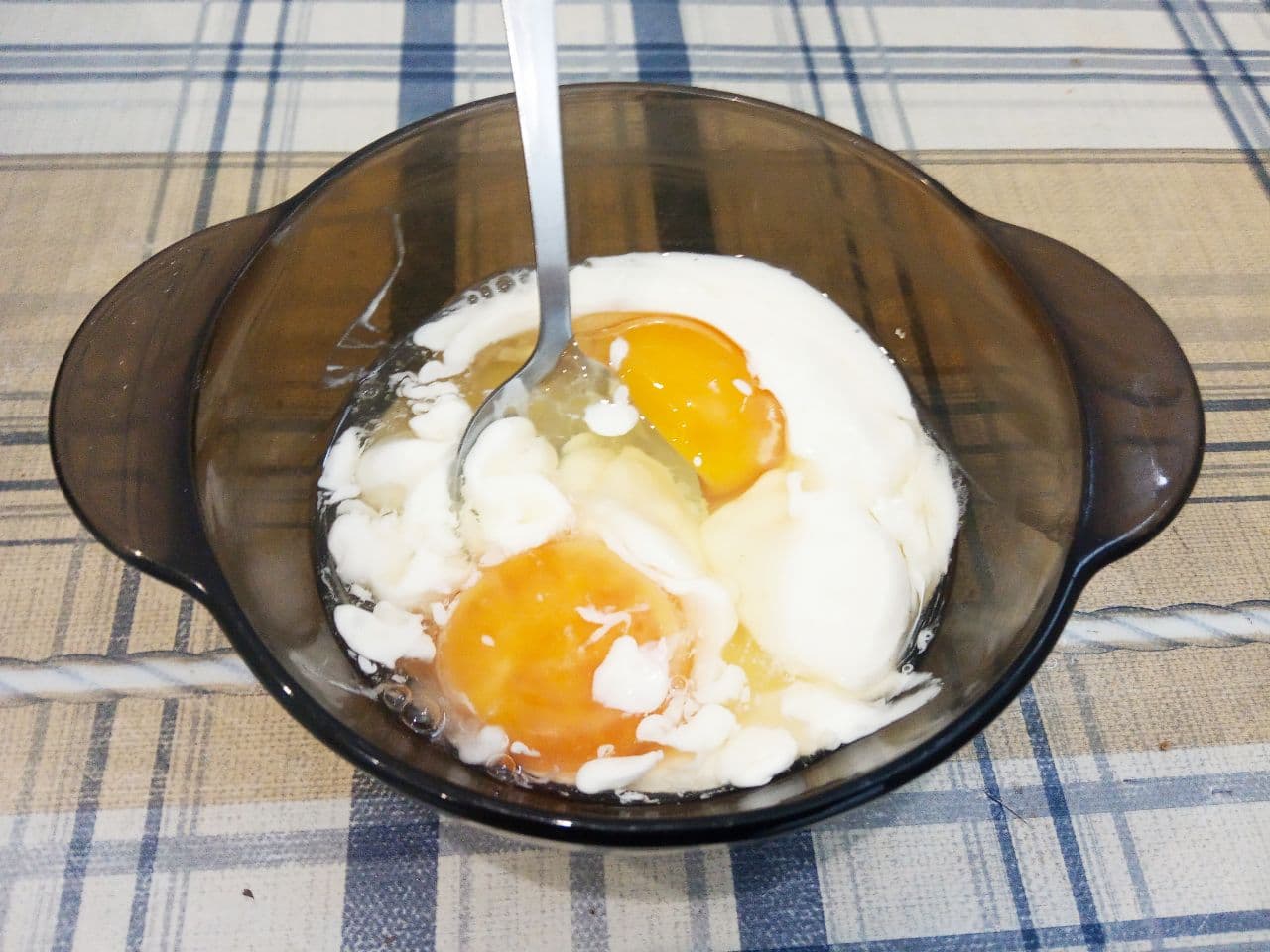 Простой рецепт сочных и нежных мясных котлет: Яйца соединяем со сметаной и размешиваем.