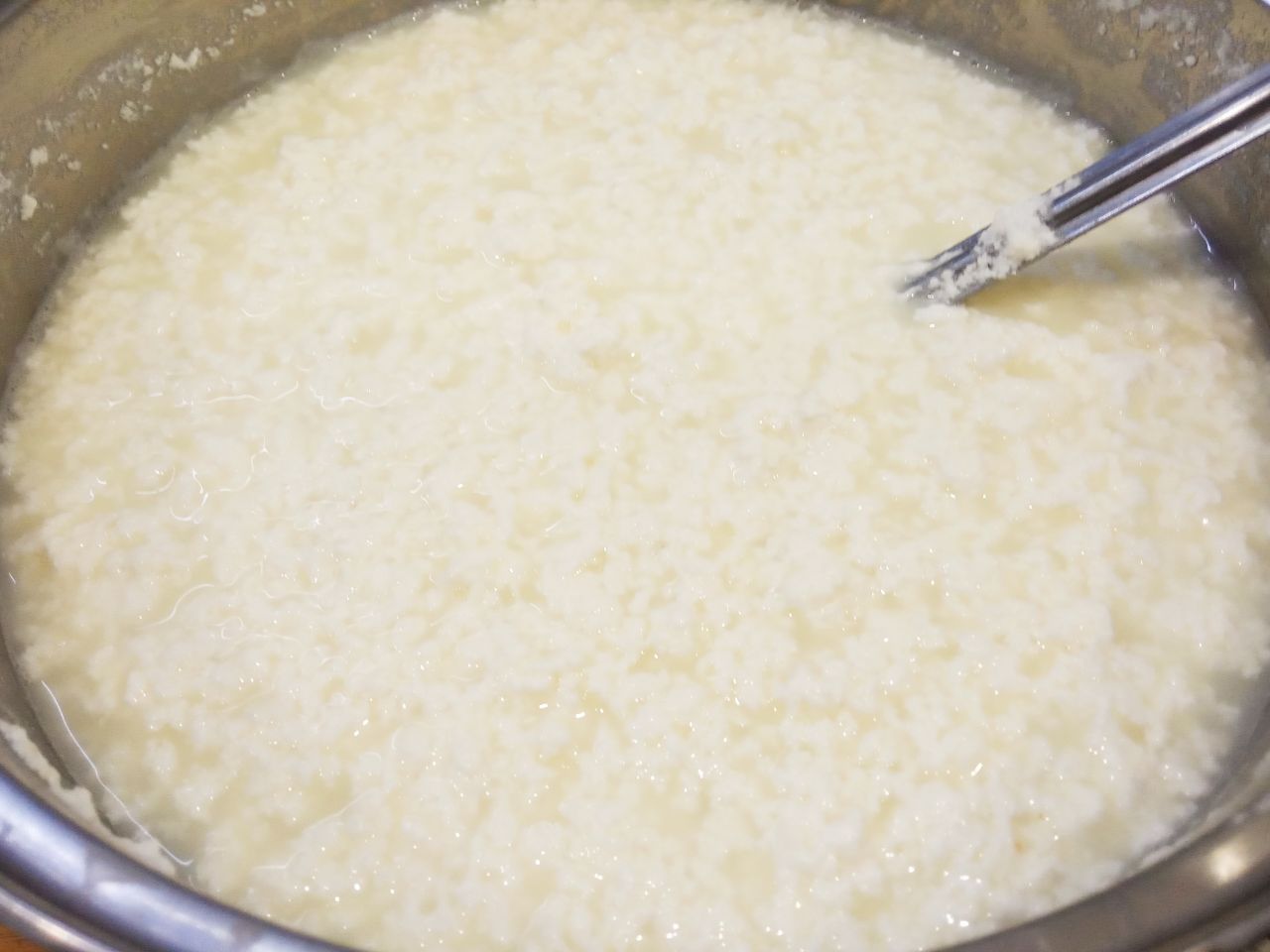 Рецепт домашнего сыра, просто и вкусно: Добавляем уксус или лимонный сок, я добавила четыре столовые ложки, при этом количестве уксуса стали