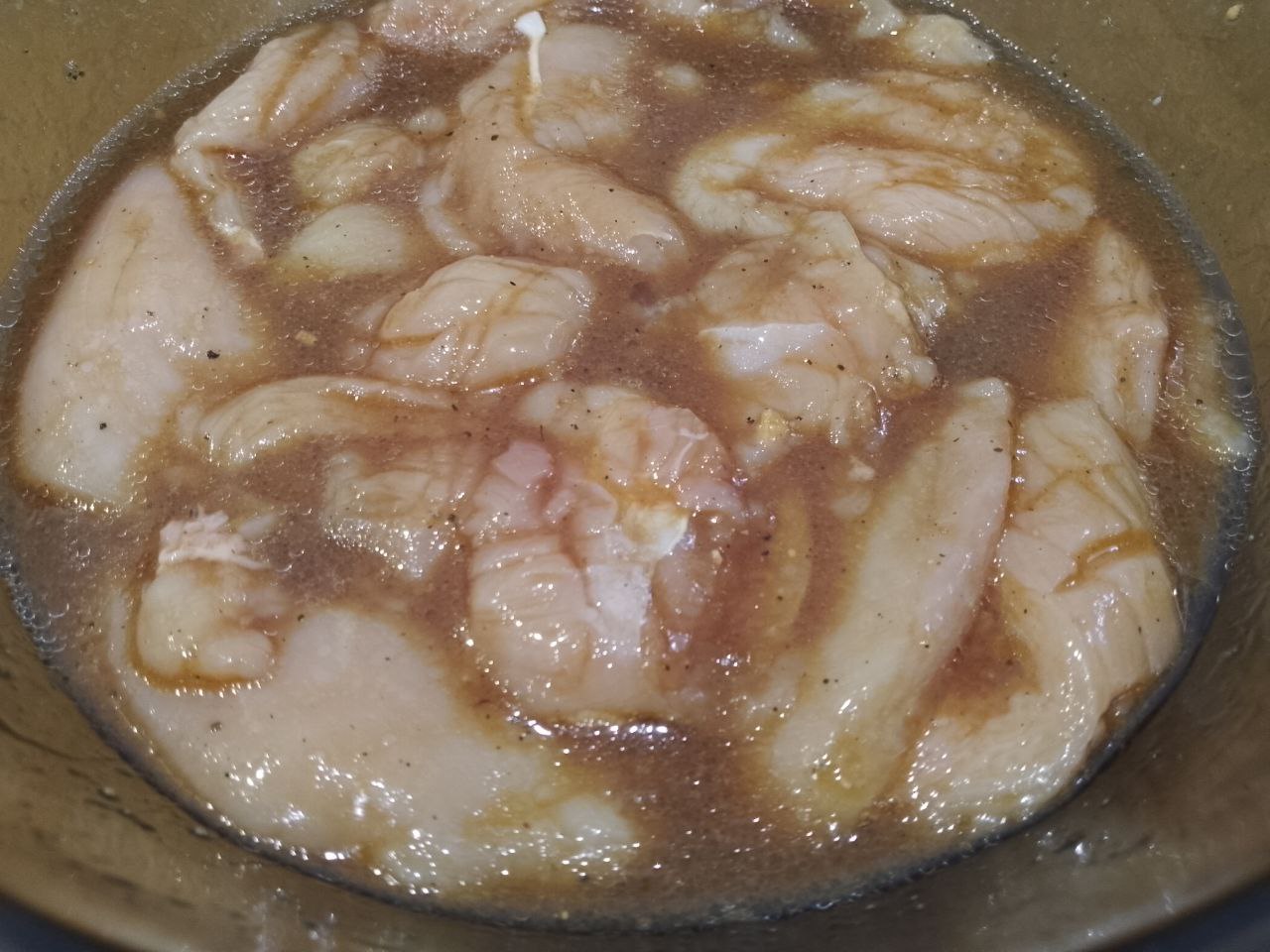 Куриное филе в кляре и взбитом белке, на сковороде, нежное и вкусное: Полоски филе складываем в чашу, добавляем соль, перец, сухой чеснок по вкусу, желтки, соевый соус и
