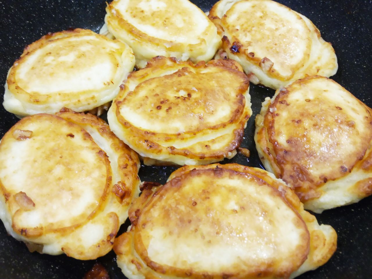 Оладьи с творогом и яблоками, просто и вкусно: Сковороду накрываем крышкой и с двух сторон на небольшом огне обжариваем оладьи до золотистого цвета.
