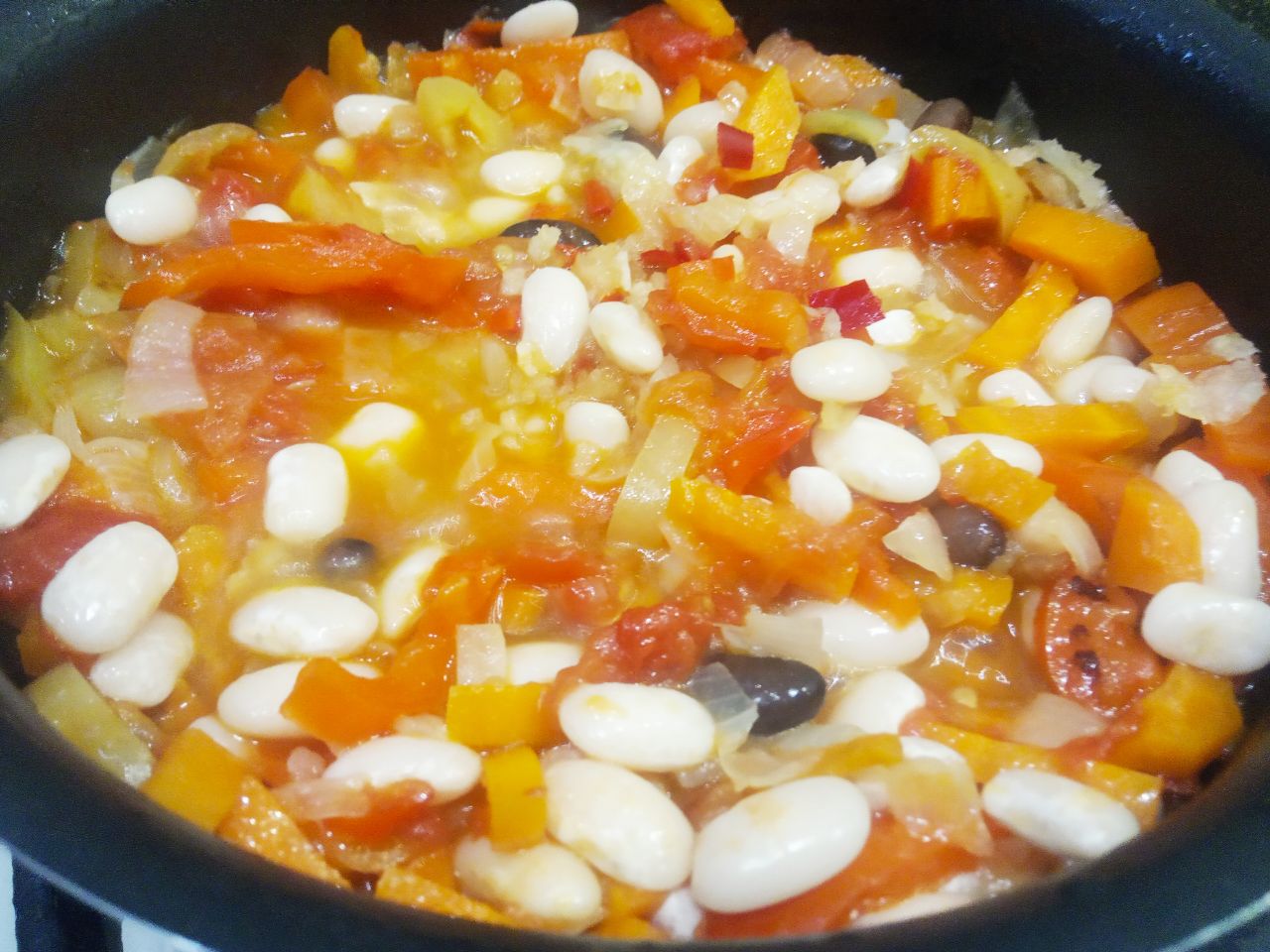 Тушеная фасоль с овощами, вкусно и сытно: Обжариваем помидоры и выкладываем в сотейник.