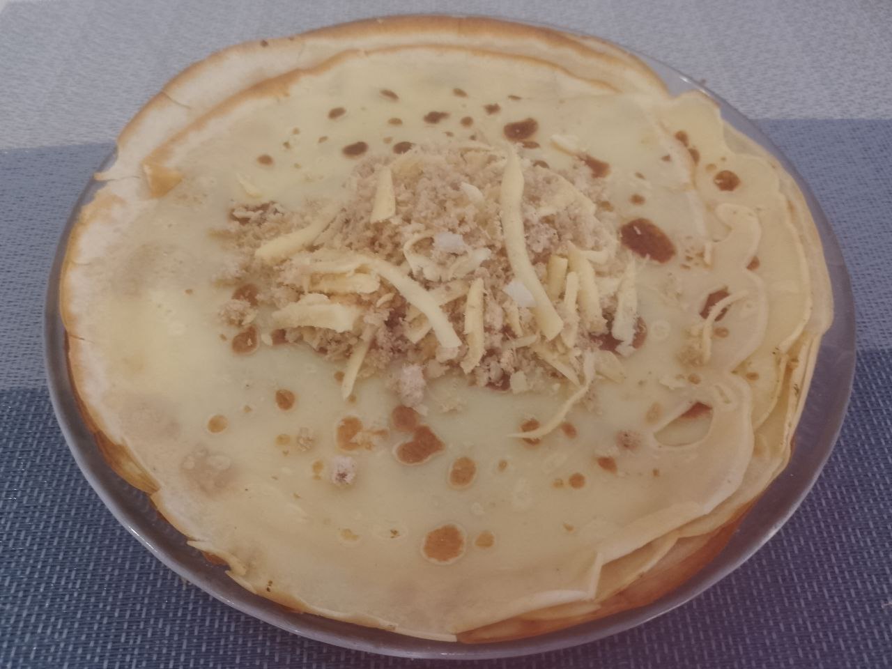 Блинчики с начинкой из куриного мяса и сыра, вкусные и сытные: На блин кладем начинку, формируем мешочек, верх связываем зеленым луком.