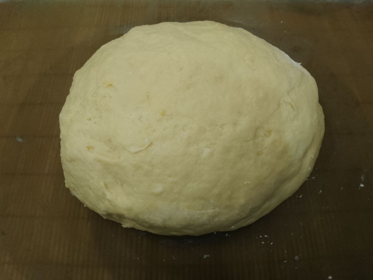 Домашнее мандариновое печенье, просто и вкусно: Соединяем мучную крошку со смесью, размешиваем и замешиваем мягкое, нежное тесто.