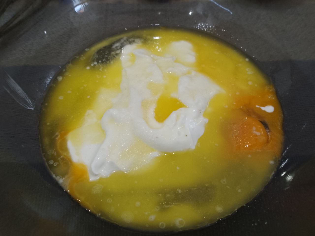 Вафли мягкие воздушные, с шоколадом и кунжутом: Сливочное масло растапливаем и тоже выливаем в смесь, хорошо размешиваем.