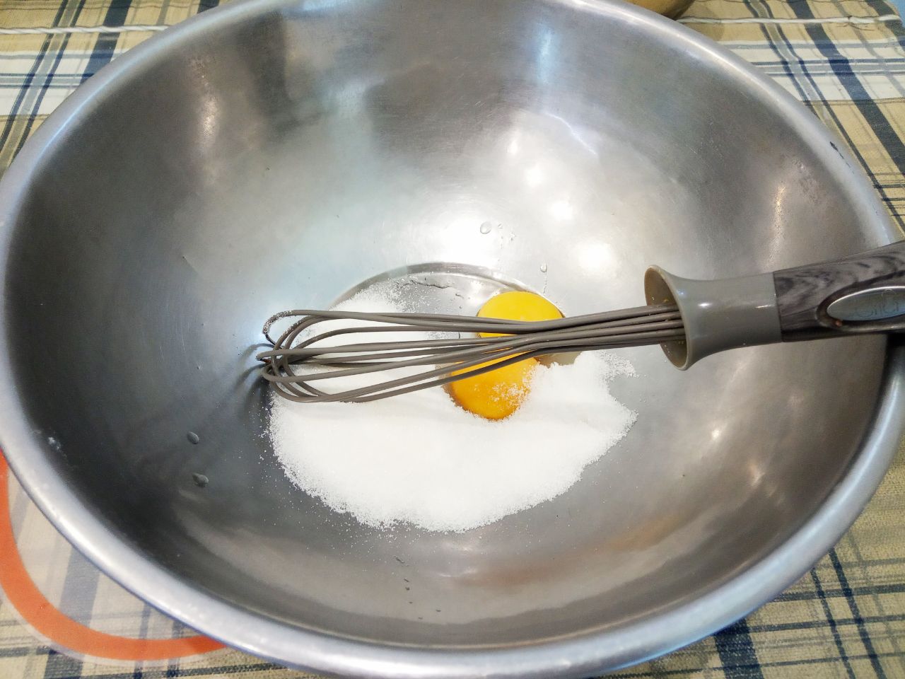 Воздушные и нежные булочки с заварным кремом и изюмом: Яйца разделяем на желтки и белки, желтки добавим в приготовление теста, а из белков приготовим заварной крем.