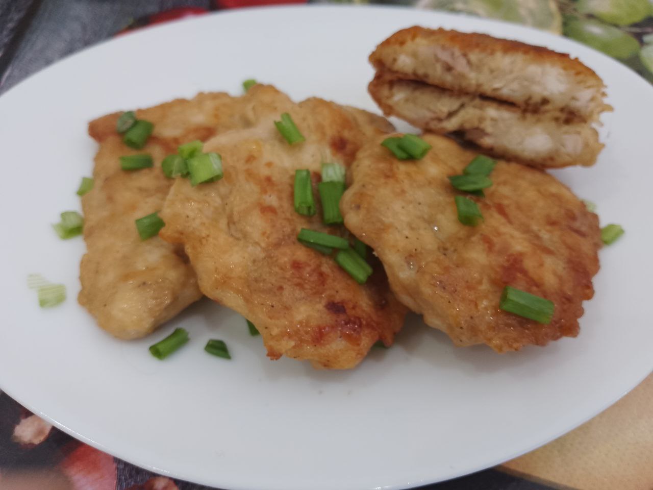 Отбивные в кляре из куриного мяса, на сковороде