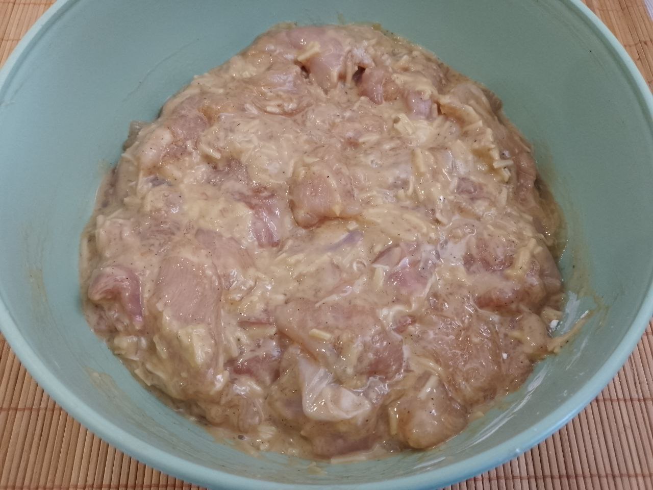 Отбивные в кляре из куриного мяса, на сковороде: Затем добавляем крахмал и тщательно размешиваем.