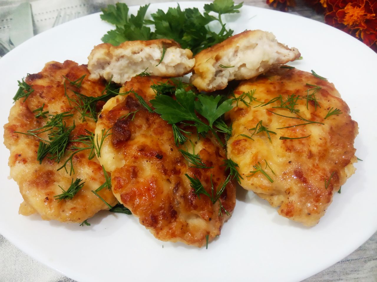 Котлеты из рубленого куриного филе, жареного лука и манной крупы