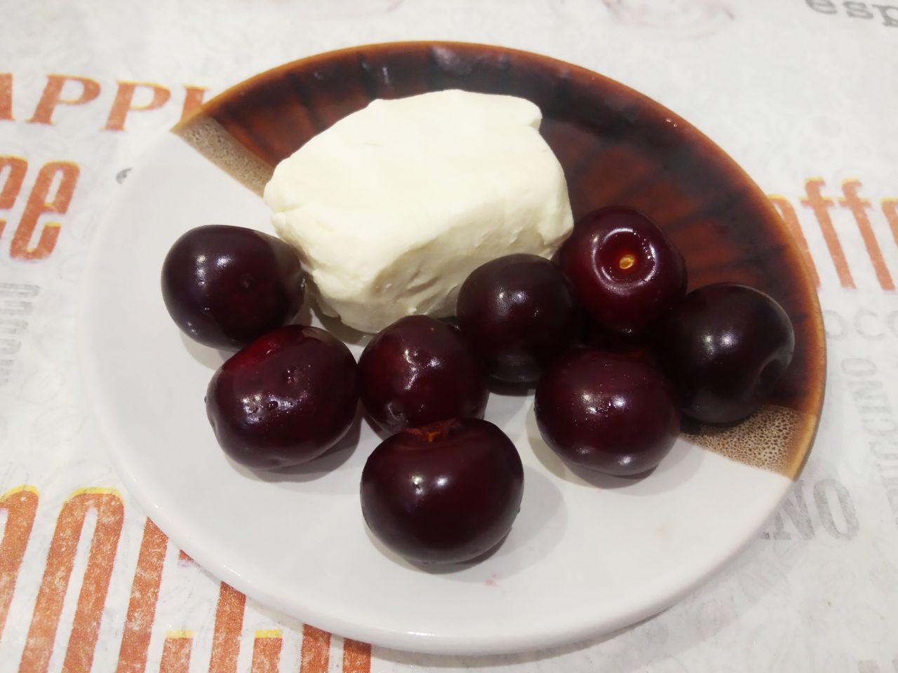 Запеканка из макарон с творогом, изюмом и вишней, просто и вкусно: Вишни промываем и удаляем косточки, вишни добавляем по своему вкусу.