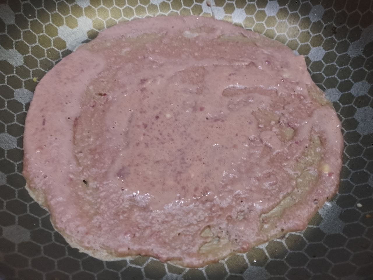 Блины из печени с грибной начинкой, вкусные и сытные: Разогреваем сковороду с растительным маслом, выкладываем печеночную массу толщиной 3-4 мм.