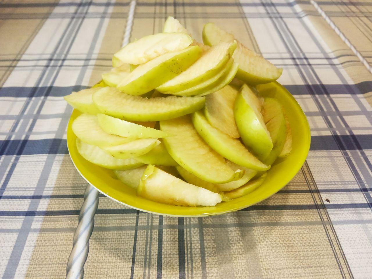 Пирог из сухарей и яблок: Яблоки очищаем от сердцевины и кожуры(по желанию) и нарезаем ломтиками.