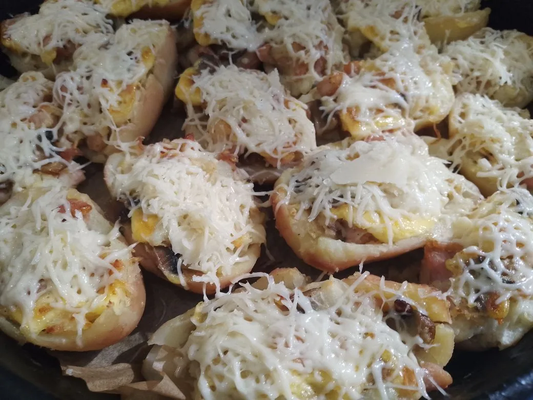 Картофель с начинкой из куриного мяса, шампиньонов и сыра