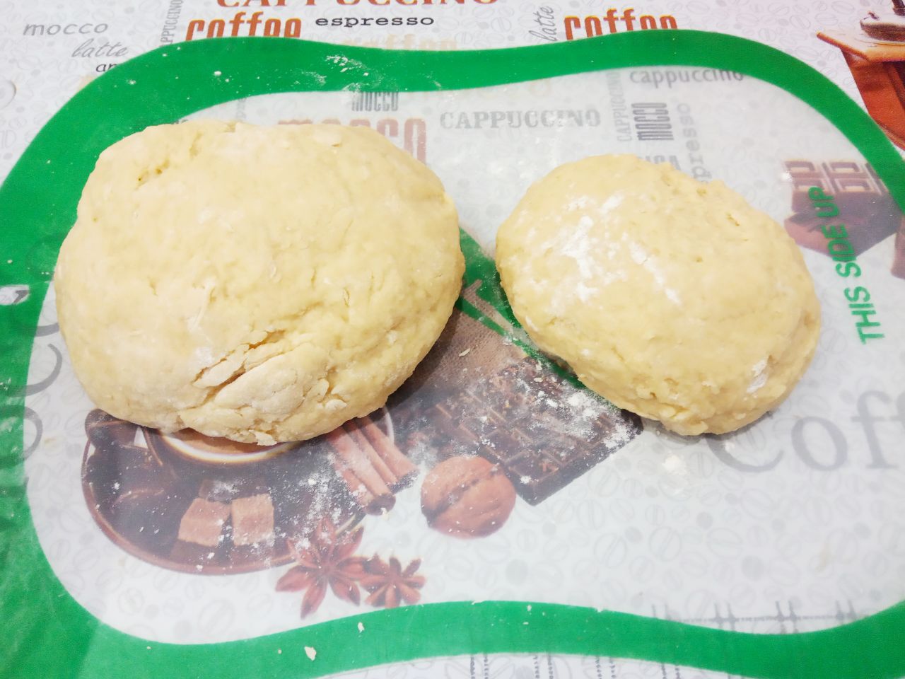 Песочный пирог с тушеными яблоками, просто и вкусно: Тесто разделяем на две части, одну побольше, другую поменьше.