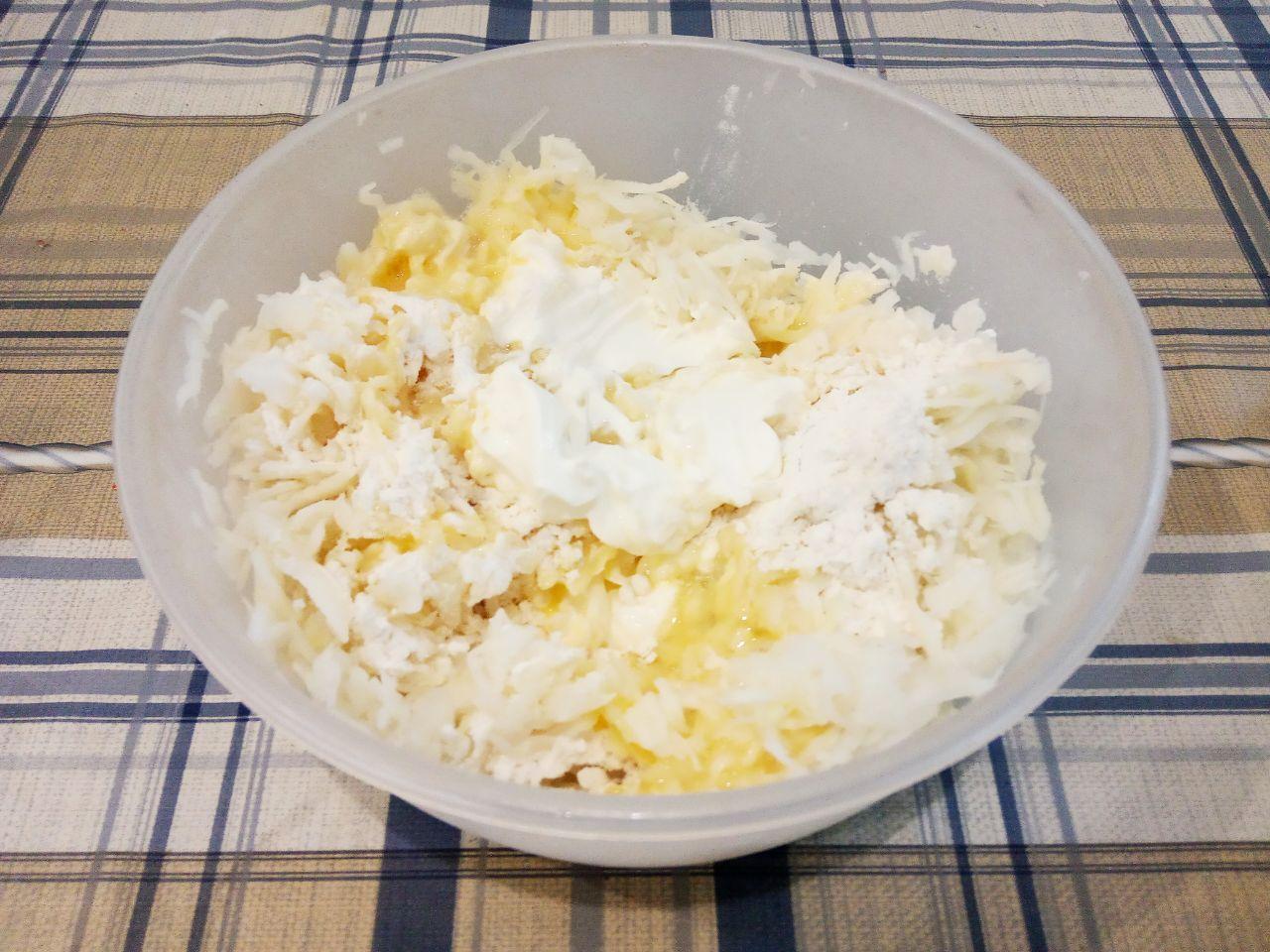 Капустные оладьи, вкусно и просто: Добавляем к капусте сметану и муку, массу тщательно перемешиваем.