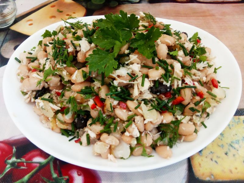 Салат из фасоли, куриного филе и жаренного лука: Добавляем соль, перец по вкусу, измельченную зелень,  и растительное масло. Салат хорошо размешиваем,