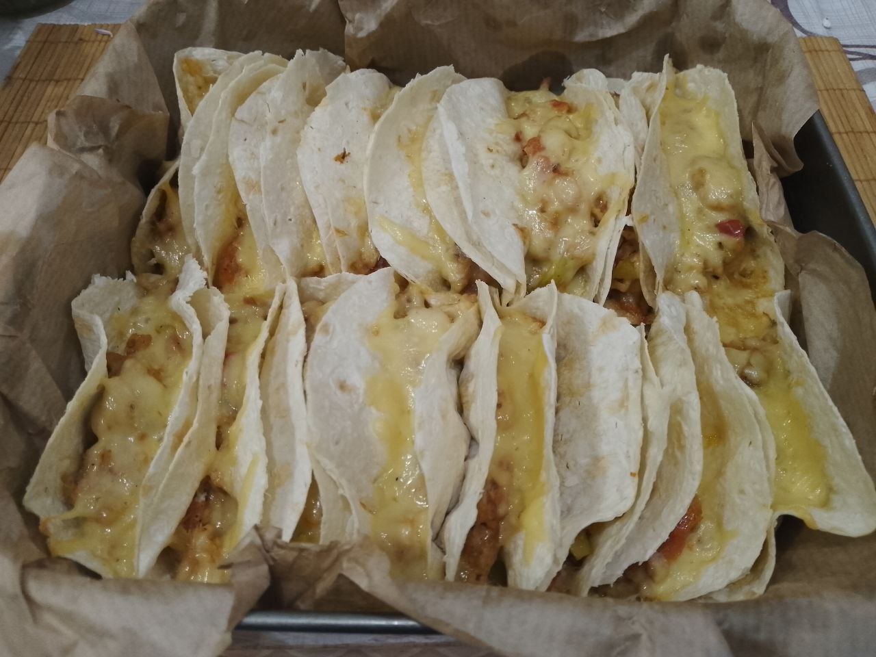 Лаваш запеченный в духовке, с начинкой из мяса, сыра и овощей, просто и вкусно: Духовку разогреваем до 180 С и ставим противень для запекания. Запекаем лаваш с начинкой около 15-20 минут.