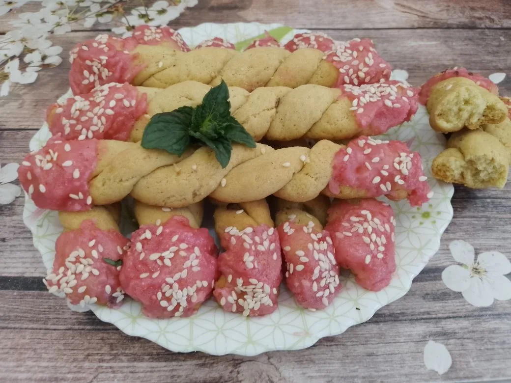 Песочное печенье в сахарной глазури и кунжуте