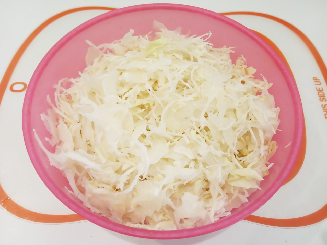 Капустные биточки с фаршем и соусом в духовке: Капусту очищаем от поврежденных листьев, промываем и шинкуем на шинковке или мелко нарезаем.