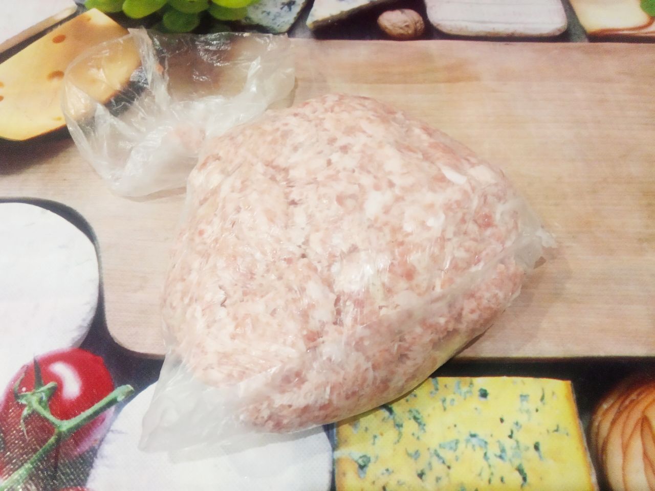 Мясные колбаски, жареные на сковороде, вкусные и аппетитные: Выкладываем массу для колбасок на разделочную доску и разделяем на одинакового размера части.