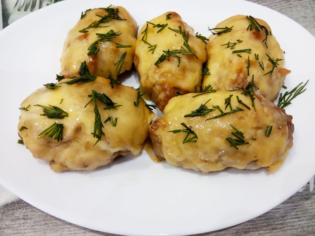 Котлеты запеченные с сыром со сметаной