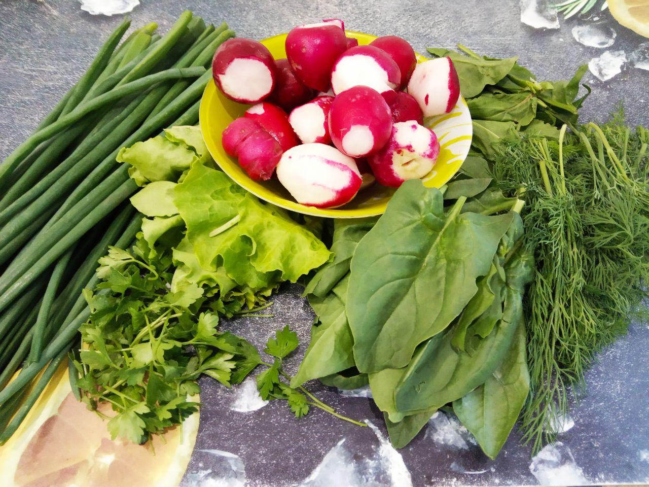 Салат из свежей зелени и редиса, полезный и простой