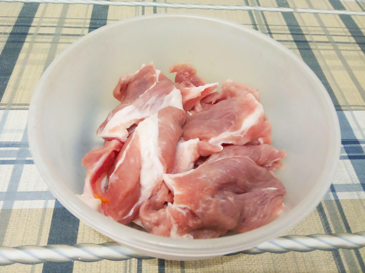 Простой рецепт рассольника с рисом и солеными огурцами: Мясо промываем проточной водой и разрезаем на кусочки или кладем в кастрюлю целым куском. Заливаем холодной