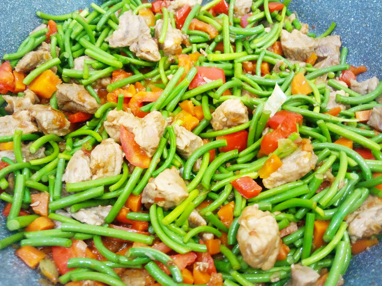 Чесночные стрелки с мясом и овощами тушеные в соевом соусе, вкусные и аппетитные: Томатную пасту разводим кипяченой водой и выливаем к овощам с мясом, кладем лавровый лист и чесночные