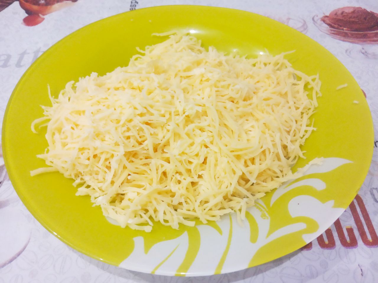 Картофельные гнёзда с мясной начинкой, сладким перцем и сыром: Твердый сыр натираем на средней терке.
