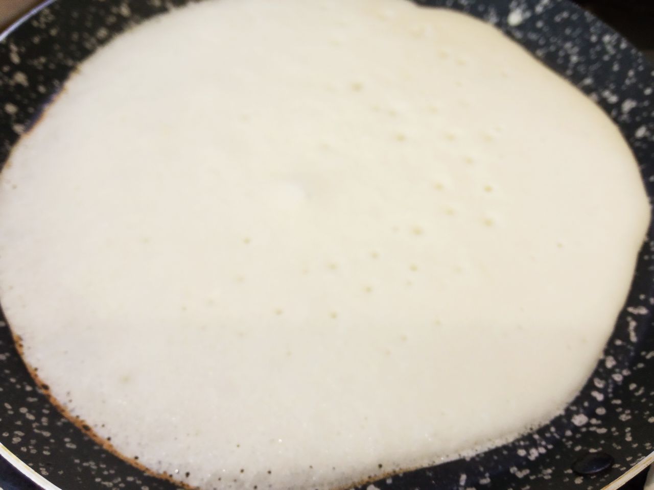 Блины с джемом или сливочным маслом, вкусно и просто: Наливаем тесто тонким слоем и обжариваем блины с двух сторон до золотистого цвета. Сковороду смазываем только