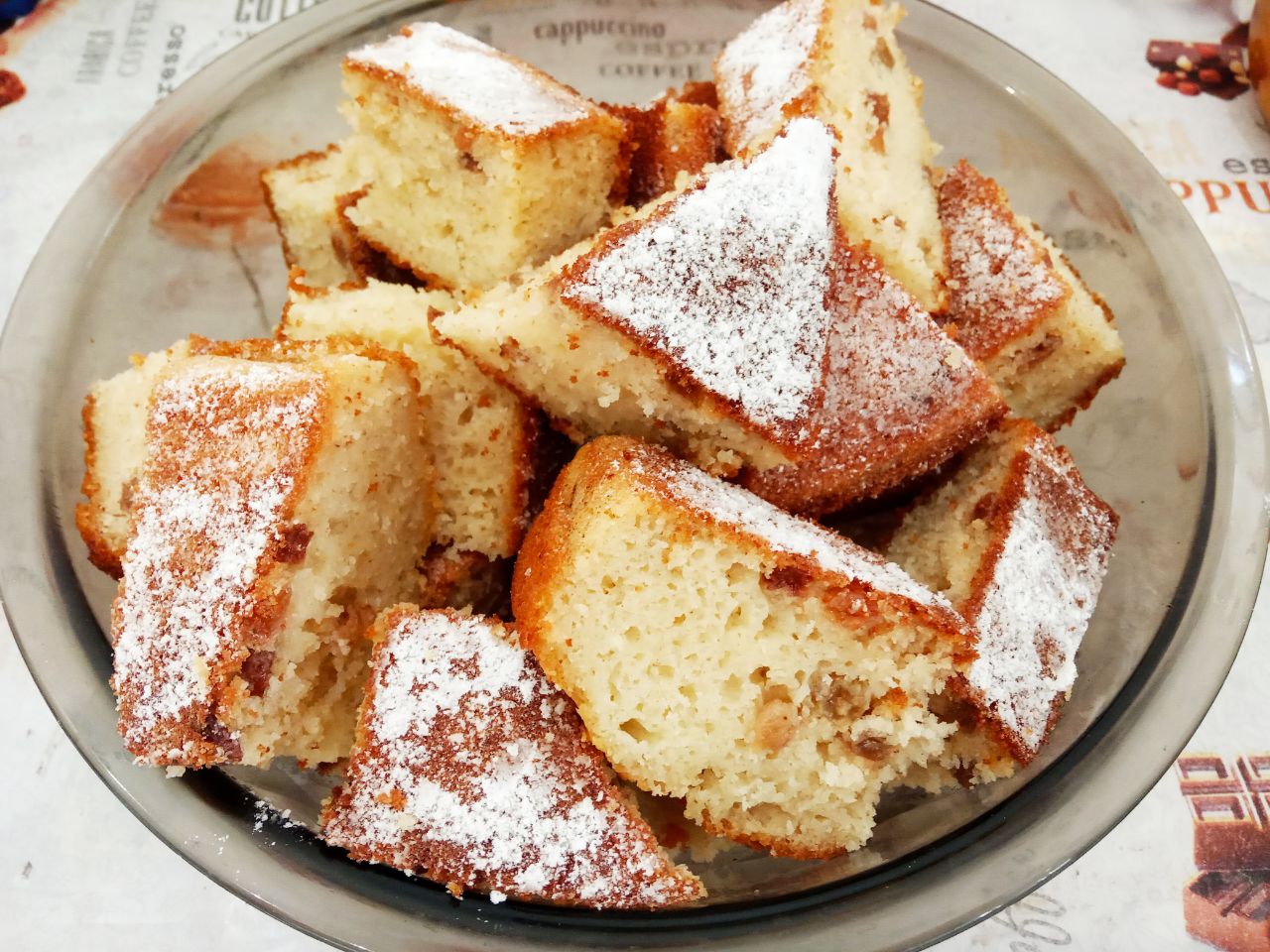 Пирог из манной крупы, изюма и муки, простой и вкусный
