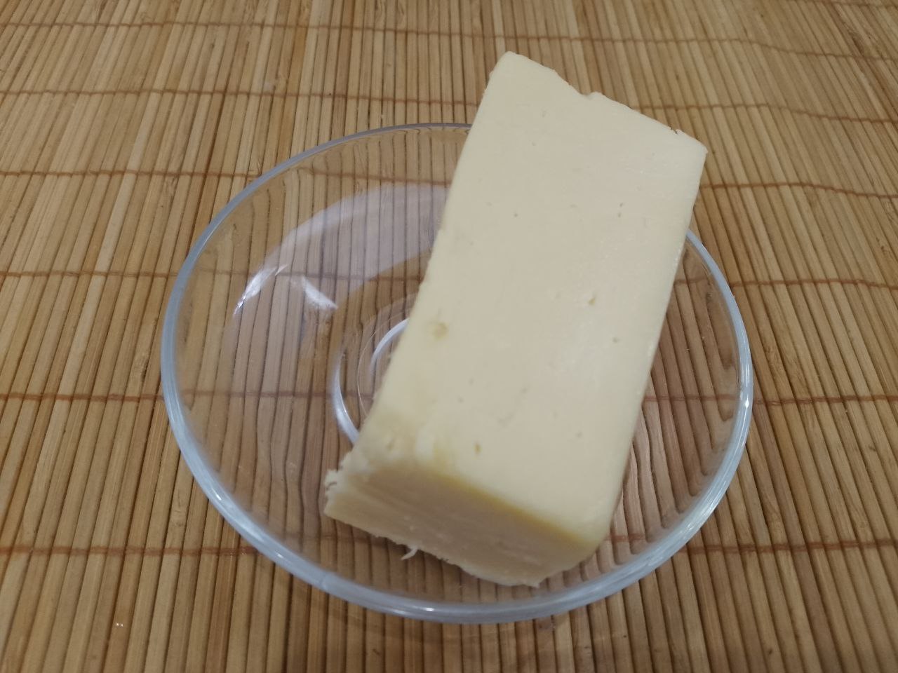 Горячие бутерброды с куриным мясом и сыром, сытные и аппетитные: Твердый сыр натираем на терке.