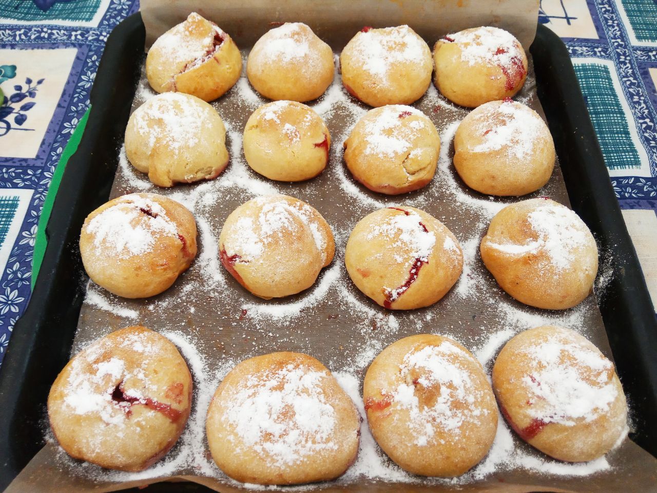 Пирожки с клубникой, из бездрожжевого теста, воздушные и рассыпчатые: Испеченные пирожки посыпаем сахарной пудрой и выкладываем на поднос или блюдо.
