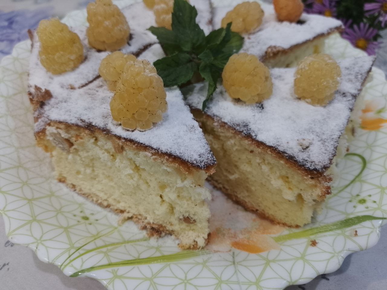 Пирожные из бисквита с орехами, какао и ягодами