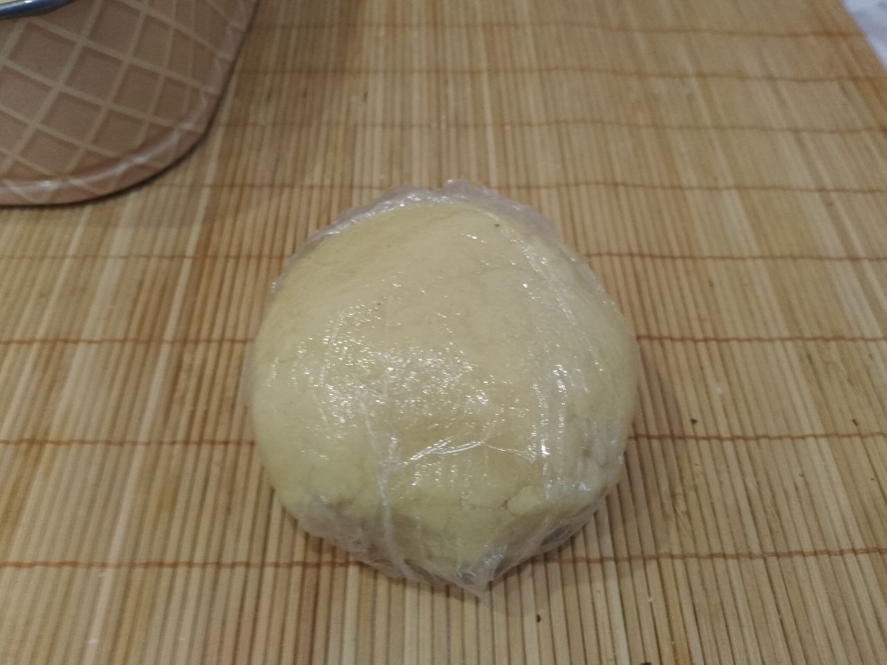 Пирог песочный с заварным кремом  и клубничным кремом: Достаем тесто из холодильника, отделяем небольшую часть теста и кладем в морозильную камеру.