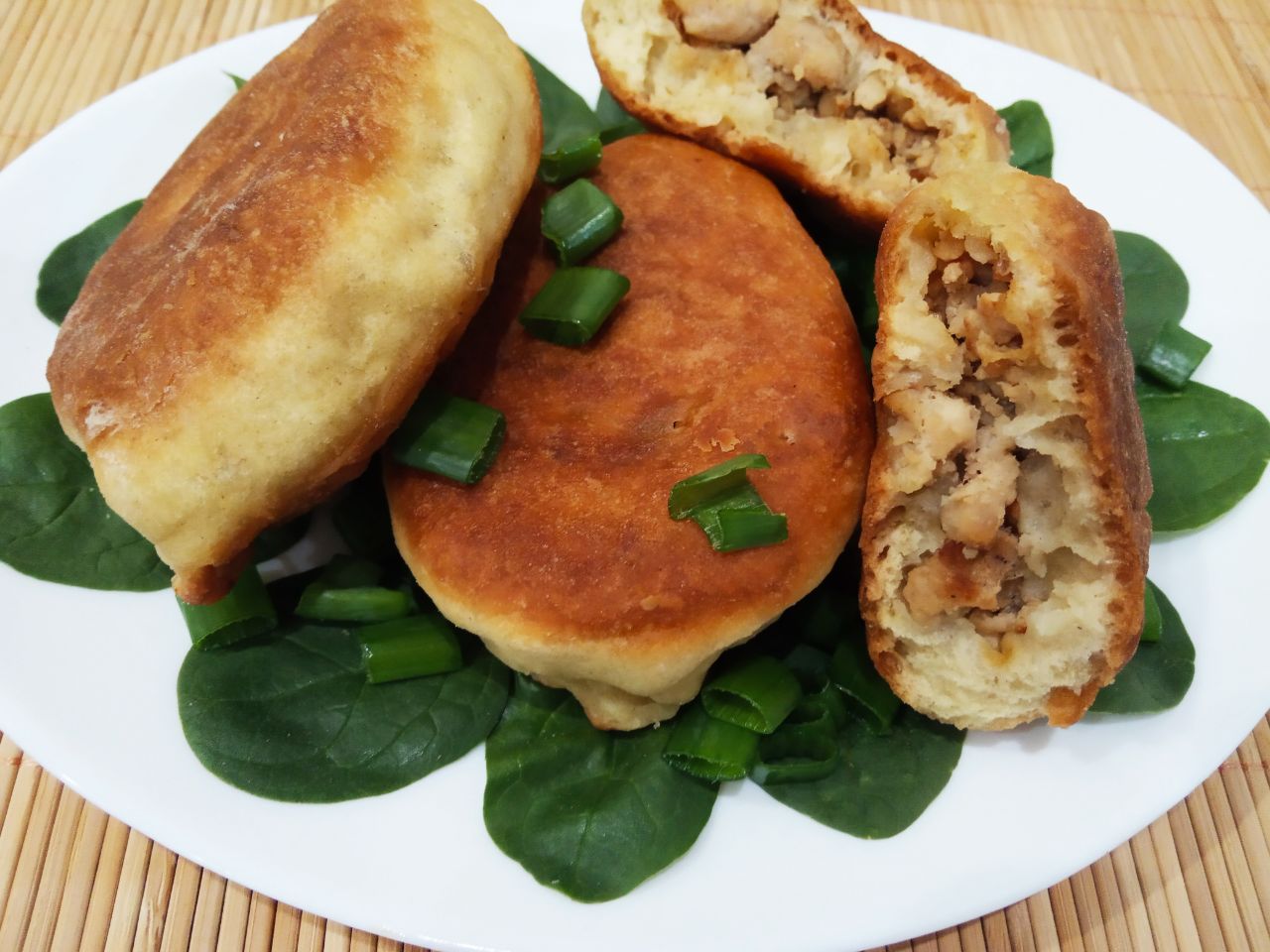 Жареные пирожки из творожного теста, с фаршем и луком, вкусные и аппетитные