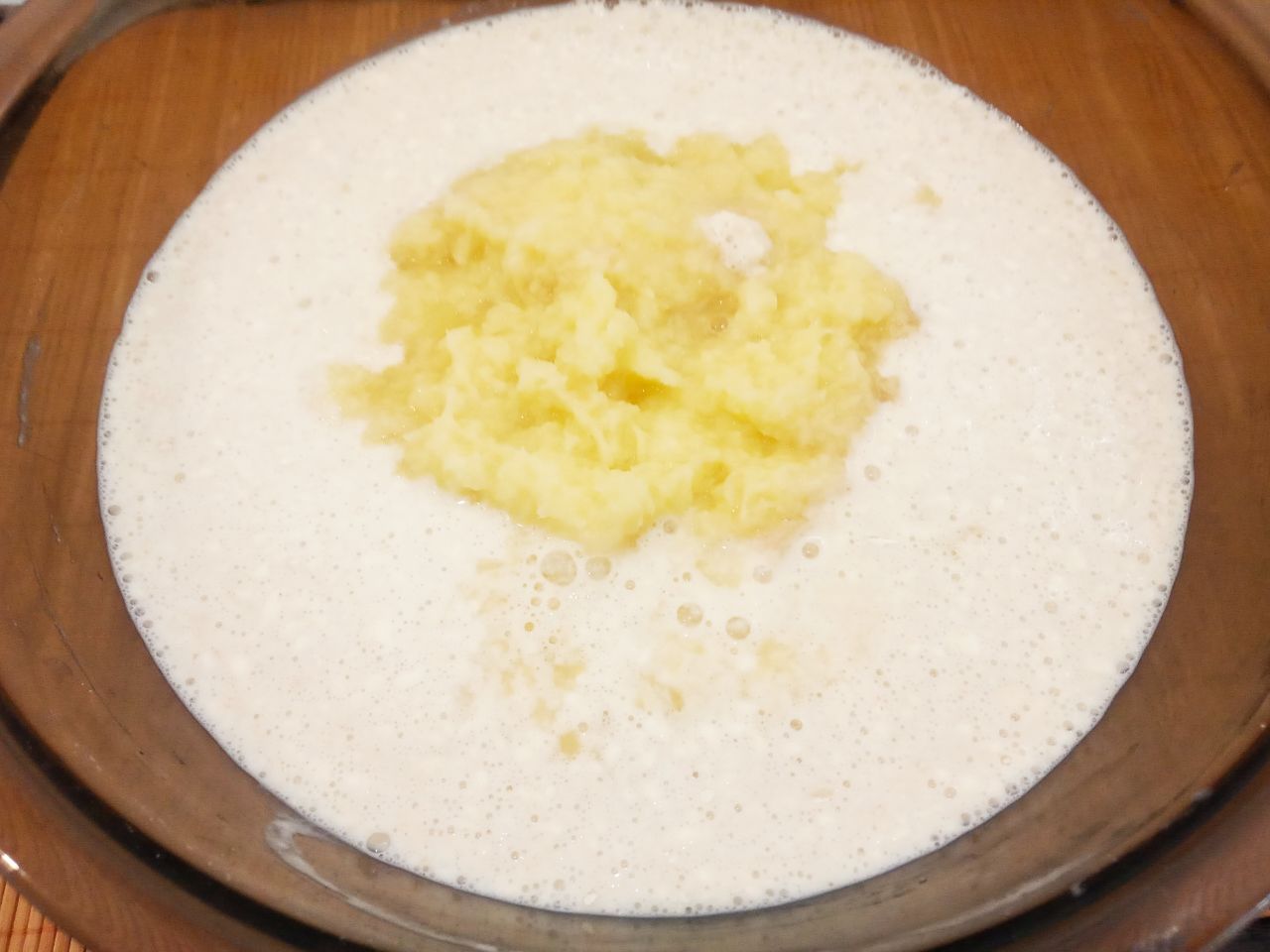 Картофельные блины со сметаной, вкусные и аппетитные: Добавляем тертый картофель, тщательно размешиваем.