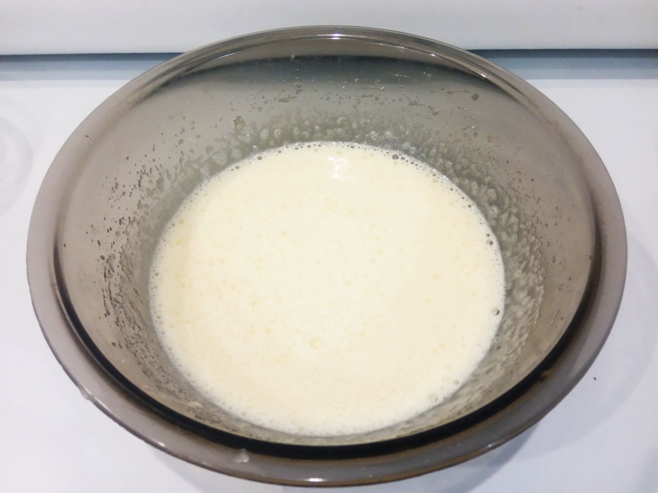 Шоколадный пирог на молоке с яблоками, вкусный и аппетитный: Яйца разбиваем в чашу, добавляем сахар и ванильный сахар, взбиваем до загустения.