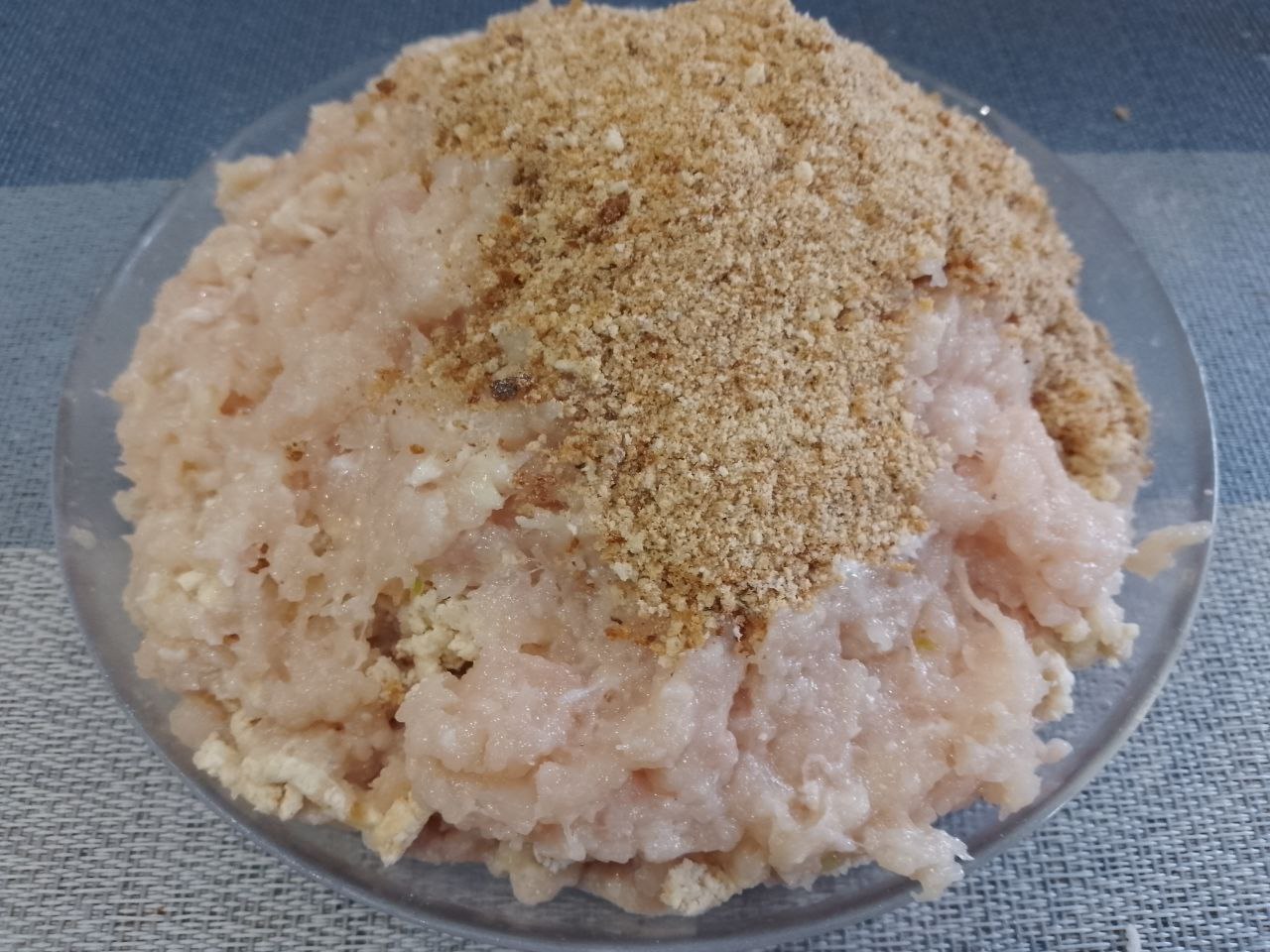 Вкусная мясная закуска в тесте и кляре, на сковороде: Соединяем фарш, лук, чеснок, панировочные сухари, сметану, солим и перчим по вкусу. Все тщательно
