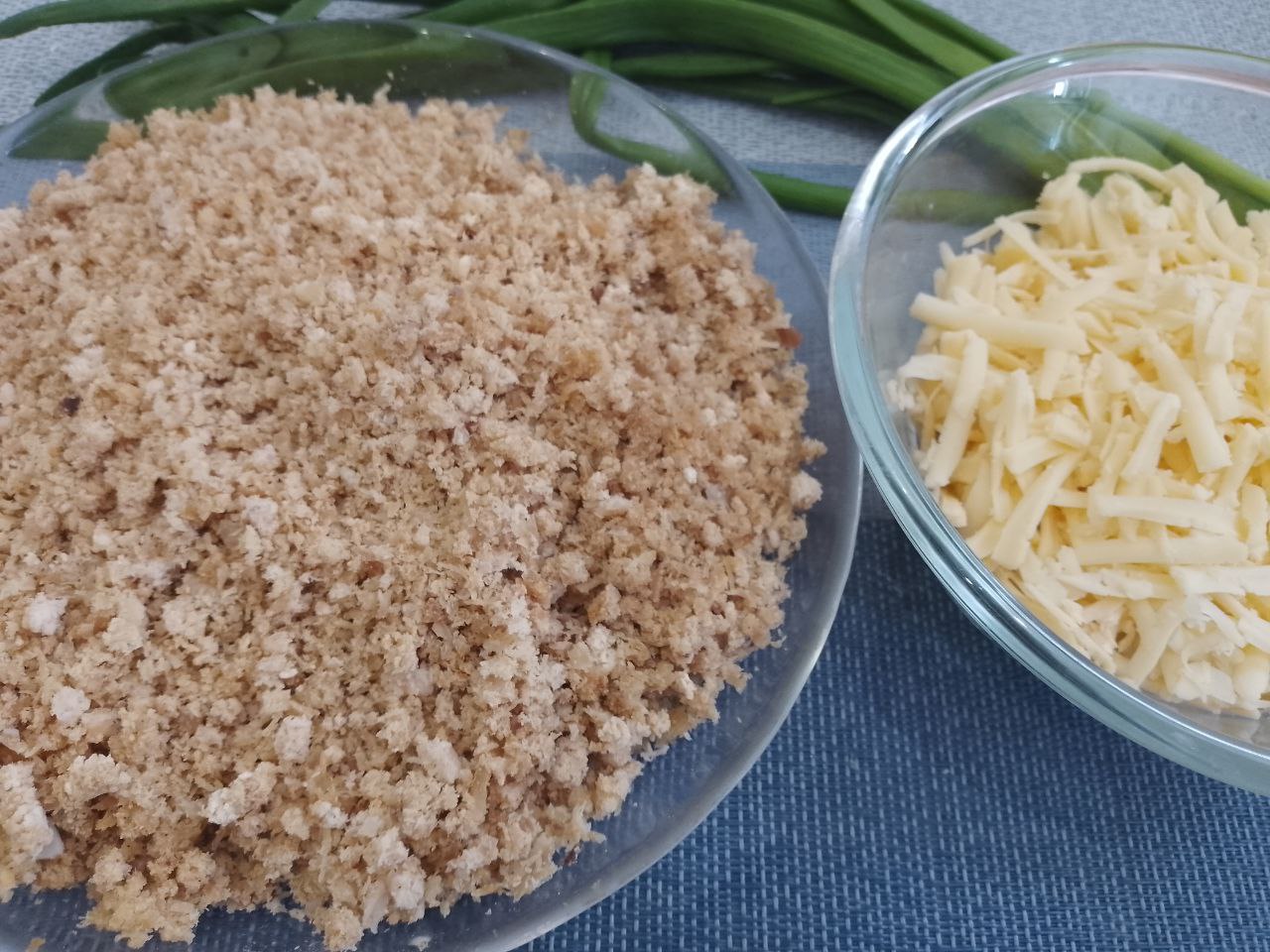 Блинчики с начинкой из куриного мяса и сыра, вкусные и сытные: Начинку солим, перчим и посыпаем молотым чесноком, перемешиваем. Можно добавить измельченный зеленый лук.