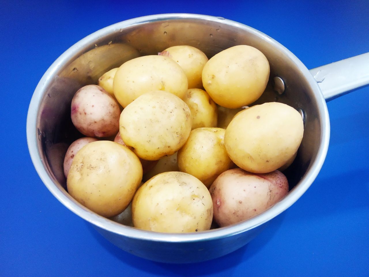Молодой картофель обжаренный на масле, с укропом и чесноком