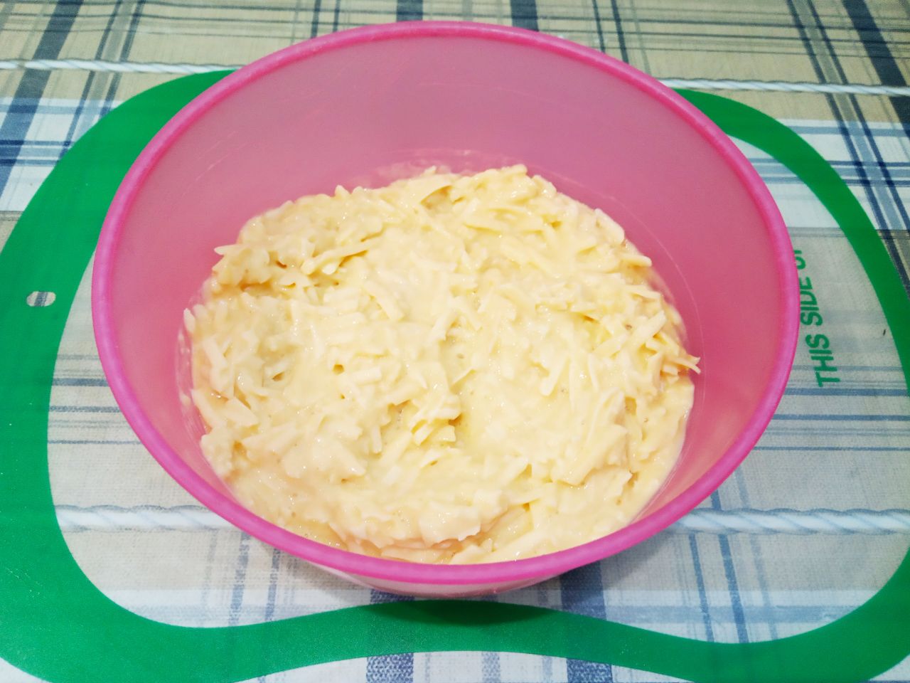 Аппетитные сырные блинчики с мясной начинкой: Добавляем к сыру муку и яйца, хорошо размешиваем. Если тесто густое и плохо разравнивается на сковородке,