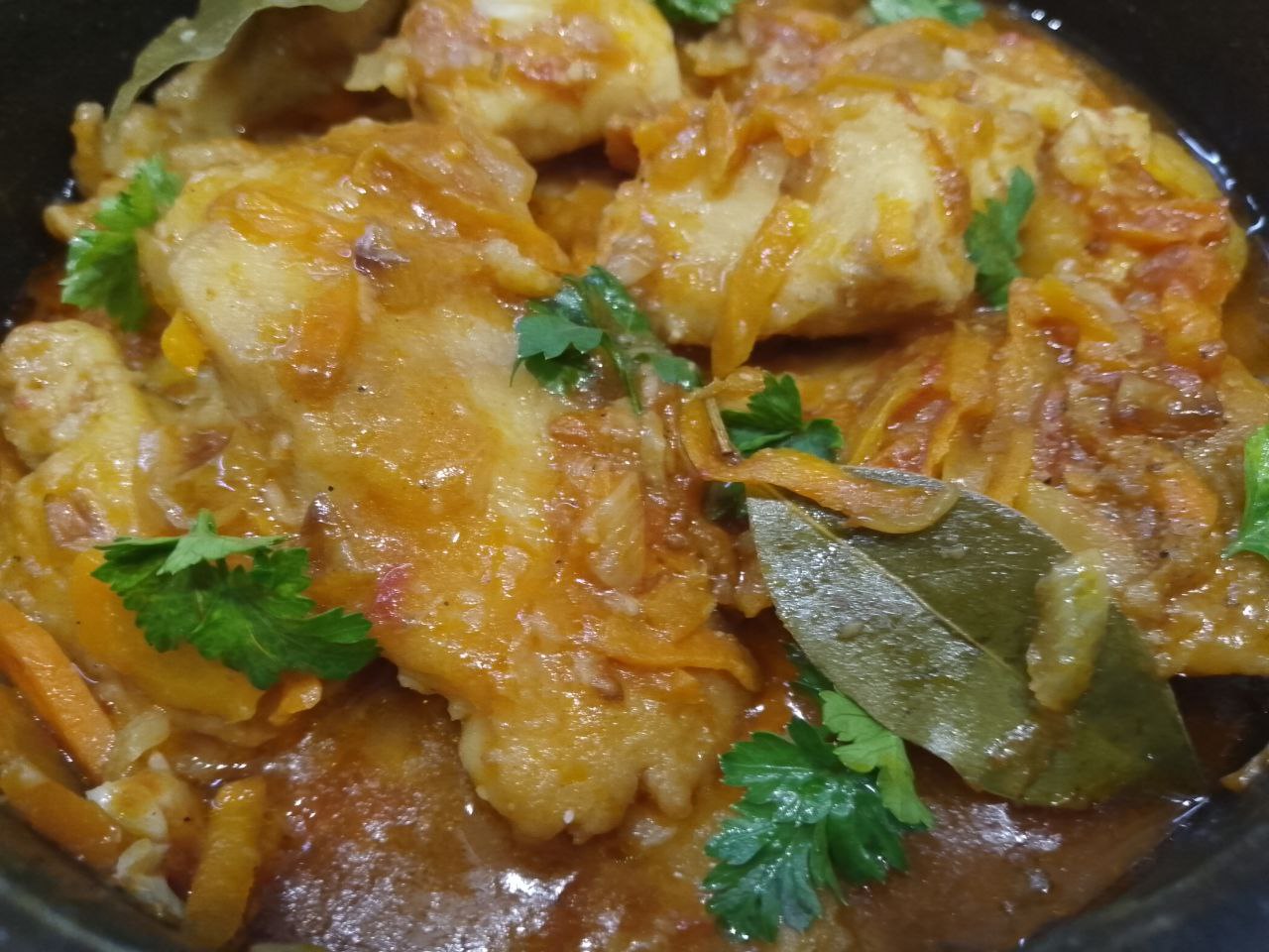 Щука тушеная с овощами, в томате